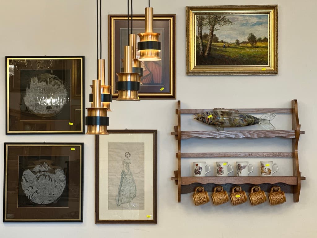 Wnętrze sklepu RetroHouse — galeria antyków, grafiki i dekoracje na ścianie
